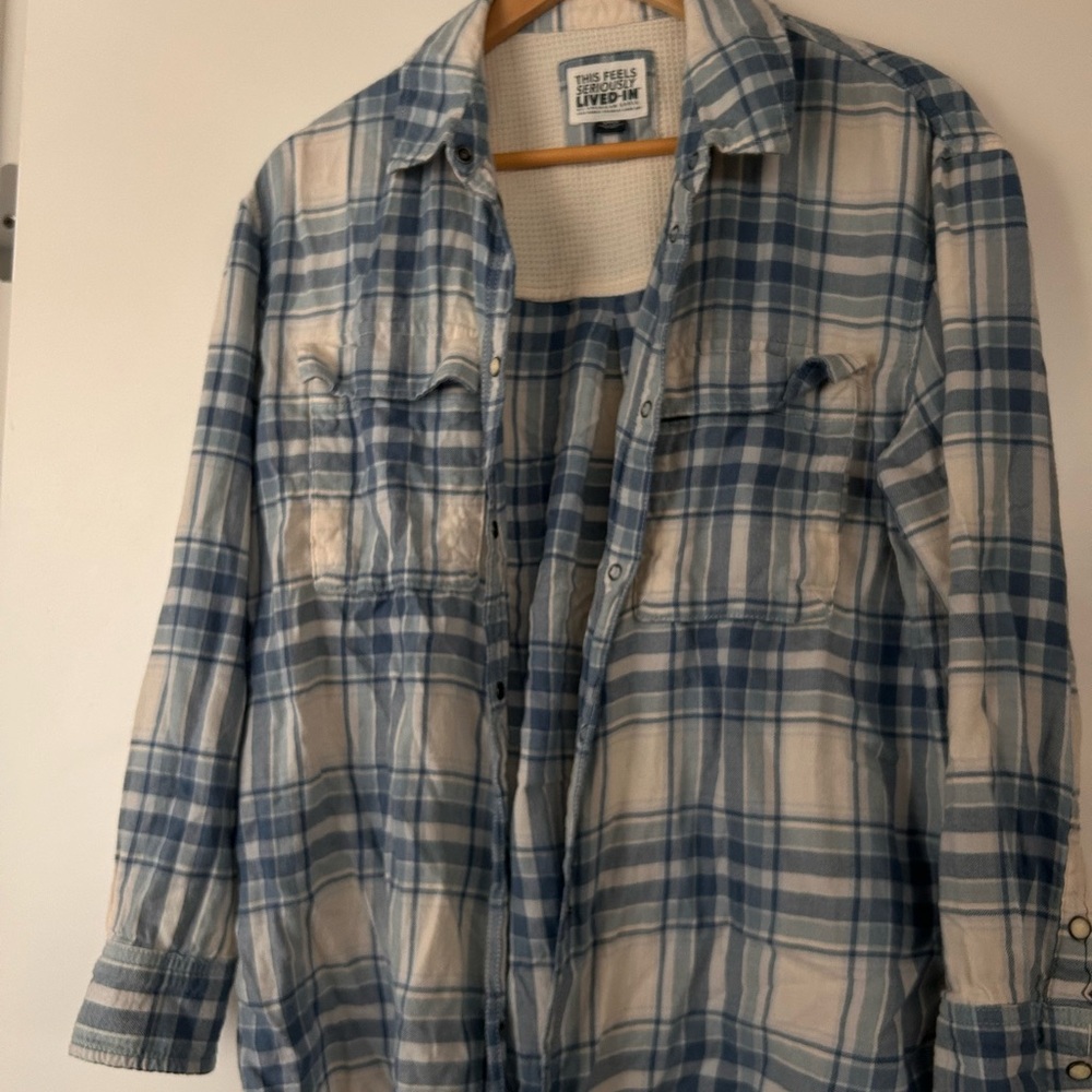 American Eagle Outfitters Blue and White Casual Button Down Shirt